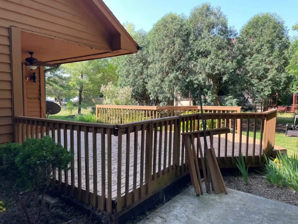 Wood deck railing and deck scaled copia
