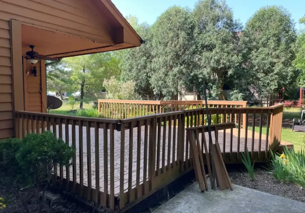 Wood deck railing and deck scaled copia